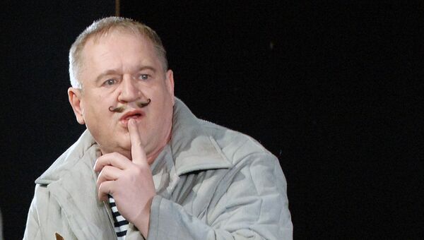 Анатолий Узденский в сцене из спектакля Шарманка по пьесе Андрея Платонова Анатолий Узденский в сцене из спектакля Шарманка по пьесе Андрея Платонова