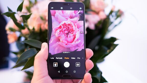 Смартфон Huawei. Архивное фото Смартфон Huawei. Архивное фото