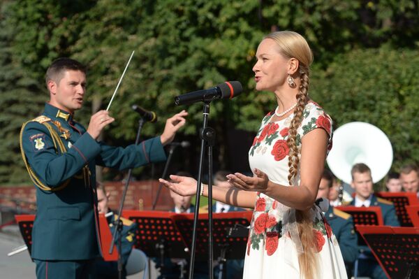 Певица выступает с оркестром у Итальянского грота в Александровском саду в Москве в рамках программы Военные оркестры в парках. 18 августа 2018 Певица выступает с оркестром у Итальянского грота в Александровском саду в Москве в рамках программы Военные оркестры в парках. 18 августа 2018