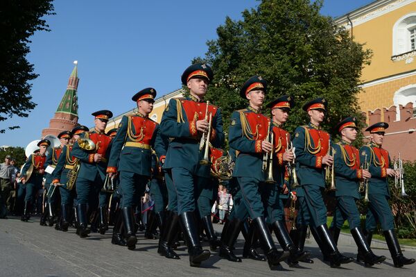Оркестр перед выступлением у Итальянского грота в Александровском саду в Москве в рамках программы Военные оркестры в парках. 18 августа 2018 Оркестр перед выступлением у Итальянского грота в Александровском саду в Москве в рамках программы Военные оркестры в парках. 18 августа 2018