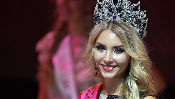 Евгения Бурло (Геленджик) во время финала всероссийского конкурса Миссис Россия-2018 в театрально-концертном зале Планета КВН в Москве Евгения Бурло (Геленджик) во время финала всероссийского конкурса Миссис Россия-2018 в театрально-концертном зале Планета КВН в Москве