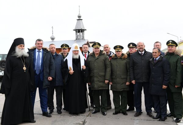 Патриарх Московский и всея Руси Кирилл во время посещения поселка Белушья Губа на архипелаге Новая Земля в рамках поездки по северным епархиям РПЦ Патриарх Московский и всея Руси Кирилл во время посещения поселка Белушья Губа на архипелаге Новая Земля в рамках поездки по северным епархиям РПЦ