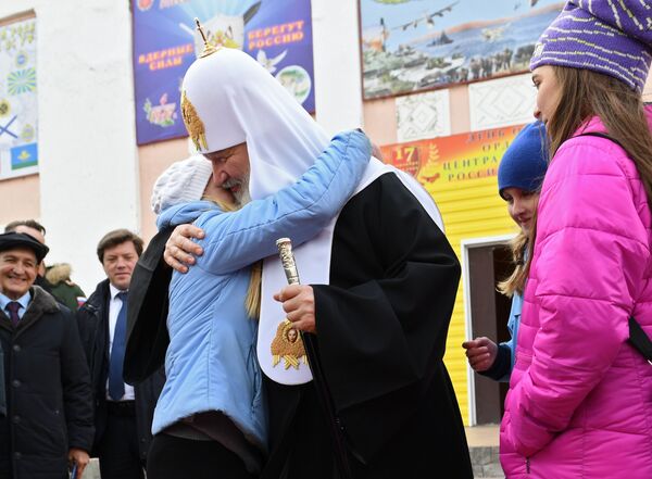 Патриарх Московский и всея Руси Кирилл общается с детьми во время посещения поселка Белушья Губа на архипелаге Новая Земля Патриарх Московский и всея Руси Кирилл общается с детьми во время посещения поселка Белушья Губа на архипелаге Новая Земля