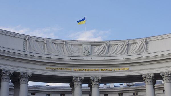 Государственный флаг на здании министерства иностранных дел Украины в Киеве