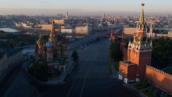 Московский Кремль и храм Василия Блаженного. Архивное фото Московский Кремль и храм Василия Блаженного. Архивное фото
