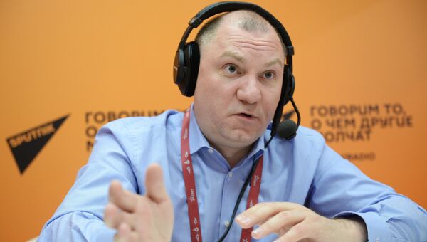 Директор Центра анализа стратегий и технологий Руслан Пухов в студии радио Sputnik на IV Международном военно-техническом форуме Армия-2018 Директор Центра анализа стратегий и технологий Руслан Пухов в студии радио Sputnik на IV Международном военно-техническом форуме Армия-2018