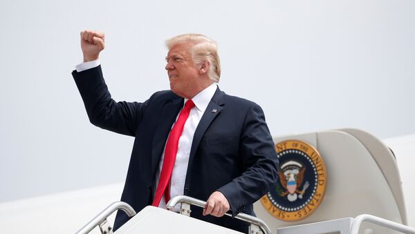 Президент США Дональд Трамп на трапе борта номер один. 17 августа 2018 Президент США Дональд Трамп на трапе борта номер один. 17 августа 2018