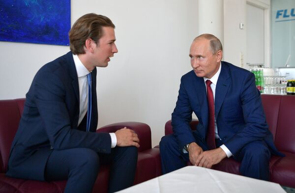 Президент РФ Владимир Путин и федеральный канцлер Австрии Себастьян Курц во время встречи. 18 августа 2018 Президент РФ Владимир Путин и федеральный канцлер Австрии Себастьян Курц во время встречи. 18 августа 2018