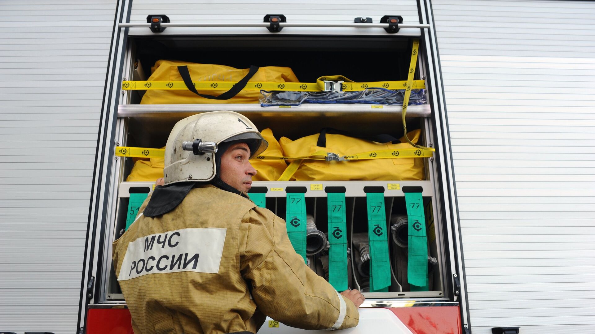 В Ростовской области загорелся склад с горючими материалами