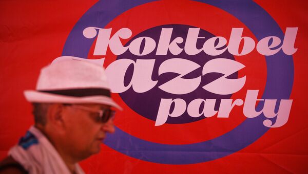 Прохожий у информационного баннера Международного джазового фестиваля Koktebel Jazz Party в Крыму Прохожий у информационного баннера Международного джазового фестиваля Koktebel Jazz Party в Крыму