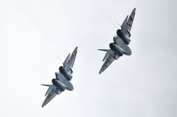 Многофункциональные истребители Су-57 во время демонстрационных полетов в рамках Международного военно-технического форума Армия-2018 Многофункциональные истребители Су-57 во время демонстрационных полетов в рамках Международного военно-технического форума Армия-2018