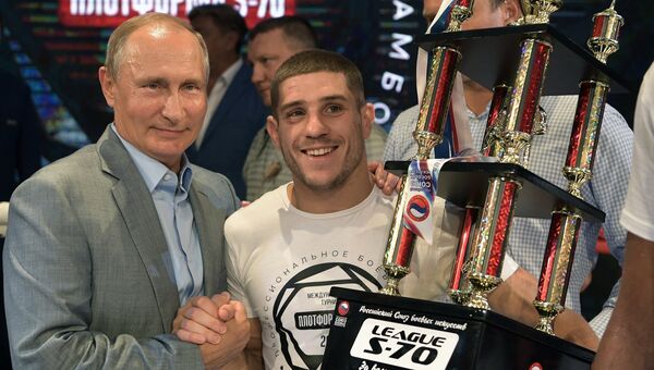 Президент РФ Владимир Путин фотографируется с участниками международного турнира по боевому самбо «Плотформа S-70» Президент РФ Владимир Путин фотографируется с участниками международного турнира по боевому самбо «Плотформа S-70»