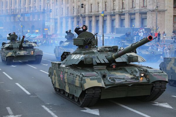 Танки Т-72 на генеральной репетиции военного парада в Киеве Танки Т-72 на генеральной репетиции военного парада в Киеве