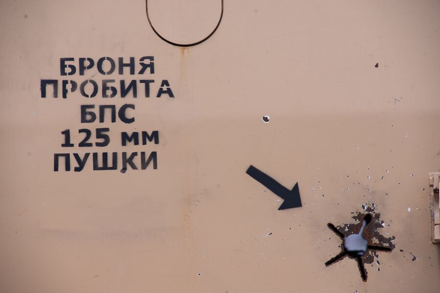 Последствия попадания оперенного подкалиберного снаряда в бронеавтомобиль MSPV Panthera F Последствия попадания оперенного подкалиберного снаряда в бронеавтомобиль MSPV Panthera F