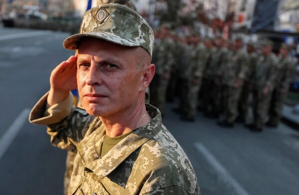 Украинский военнослужащий на репетиции военного парада в честь 27-ой годовщины Независимости Украины в центре Киева Украинский военнослужащий на репетиции военного парада в честь 27-ой годовщины Независимости Украины в центре Киева