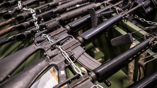 Американские автоматические винтовки M-16 из первых серий, выпущенных в годы Вьетнамской войны