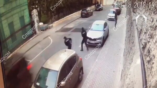 Мужчина обстрелял полицейских в центре Москвы.Видео с камеры наблюдения Мужчина обстрелял полицейских в центре Москвы.Видео с камеры наблюдения