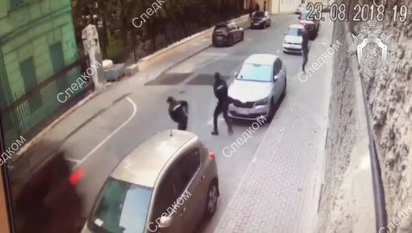 Мужчина обстрелял полицейских в центре Москвы.Видео с камеры наблюдения Мужчина обстрелял полицейских в центре Москвы.Видео с камеры наблюдения