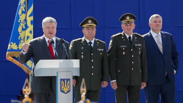 Президент Украины Петр Порошенко во время выступления на военном параде посвященном Дню независимости Украины. 24 августа 2018 Президент Украины Петр Порошенко во время выступления на военном параде посвященном Дню независимости Украины. 24 августа 2018
