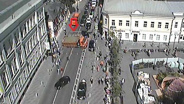 Провал участка дороги на улице Большая Ордынка в Москве. 24 августа 2018 Провал участка дороги на улице Большая Ордынка в Москве. 24 августа 2018