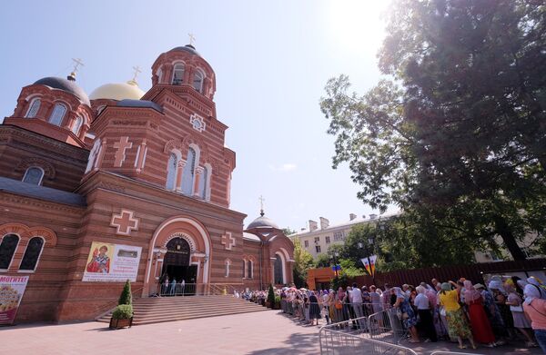 Верующие стоят в очереди к мощам святителя Спиридона Тримифунтского у Свято-Екатерининского собора в Краснодаре. 24 августа 2018 Верующие стоят в очереди к мощам святителя Спиридона Тримифунтского у Свято-Екатерининского собора в Краснодаре. 24 августа 2018