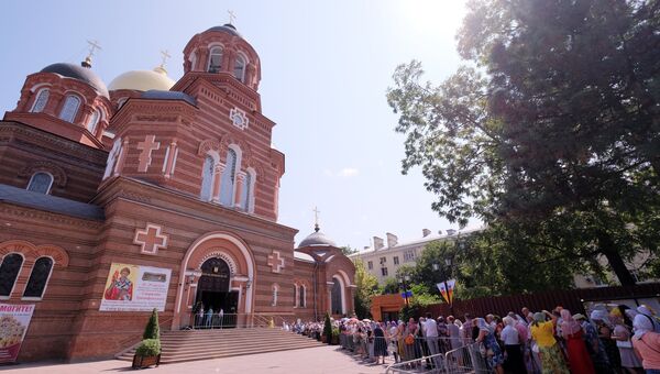 Верующие стоят в очереди к мощам святителя Спиридона Тримифунтского у Свято-Екатерининского собора в Краснодаре. 24 августа 2018 Верующие стоят в очереди к мощам святителя Спиридона Тримифунтского у Свято-Екатерининского собора в Краснодаре. 24 августа 2018