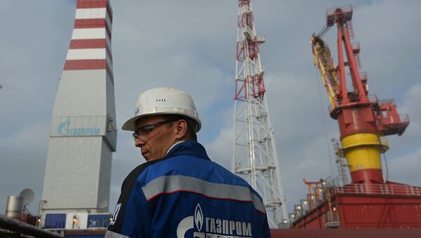 Сотрудник ледостойкой нефтяной платформы Приразломная. Архивное фото Сотрудник ледостойкой нефтяной платформы Приразломная. Архивное фото
