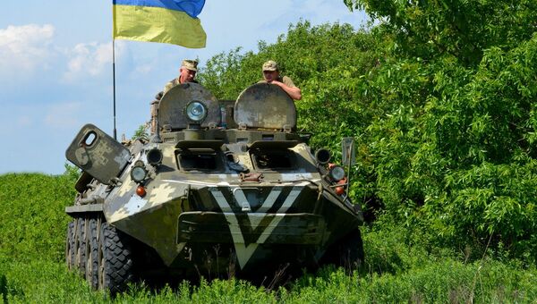 Украинские военные на линии разграничения в Донбассе. Архивное фото Украинские военные на линии разграничения в Донбассе. Архивное фото