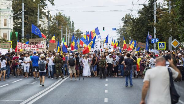 Участники акции протеста, требующие отставки правительства, в Кишиневе. 26 августа 2018 Участники акции протеста, требующие отставки правительства, в Кишиневе. 26 августа 2018