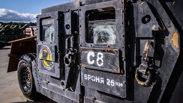 Бронеавтомобиль на базе внедорожника Hummer, представленный на выставке оружия, захваченного у боевиков в Сирии, в рамках IV Международного военно-технического форума Армия-2018 в Кубинке Бронеавтомобиль на базе внедорожника Hummer, представленный на выставке оружия, захваченного у боевиков в Сирии, в рамках IV Международного военно-технического форума Армия-2018 в Кубинке