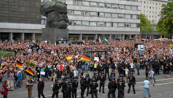 Участники акции протеста в Хемнице, Германия. 27 августа 2018 Участники акции протеста в Хемнице, Германия. 27 августа 2018