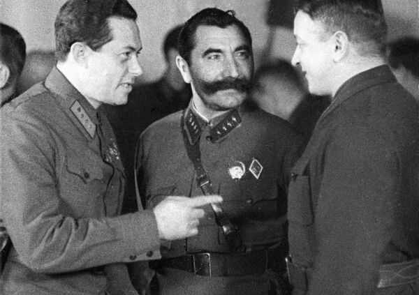 Слева направо: Иона Якир, Семен Буденный и Михаил Тухачевский Слева направо: Иона Якир, Семен Буденный и Михаил Тухачевский