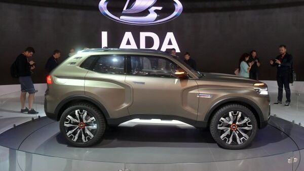 Посетители фотографируют новый автомобиль LADA 4x4 Vision на Московском международном автомобильном салоне 2018 Посетители фотографируют новый автомобиль LADA 4x4 Vision на Московском международном автомобильном салоне 2018