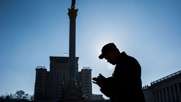 Прохожий на площади Независимости в Киеве Прохожий на площади Независимости в Киеве