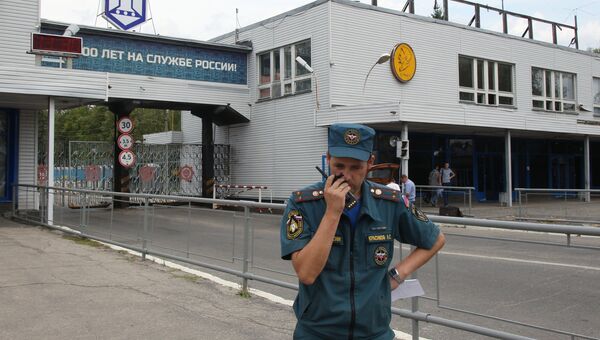 Сотрудник МЧС у главной проходной Завода имени Я. М. Свердлова Сотрудник МЧС у главной проходной Завода имени Я. М. Свердлова