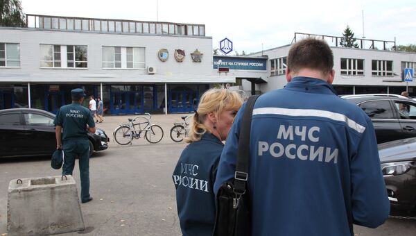 Сотрудники МЧС у главной проходной Завода имени Я. М. Свердлова Сотрудники МЧС у главной проходной Завода имени Я. М. Свердлова
