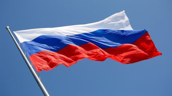 Над Донбассом вместо государственных флагов ДНР подняли российский триколор 