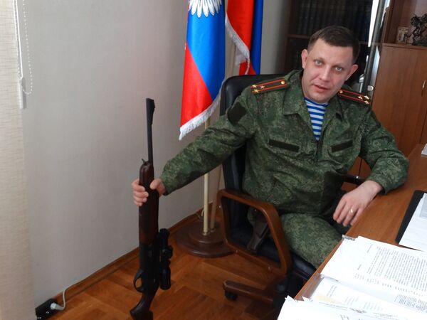 Глава Донецкой народной республики Александр Захарченко во время интервью журналистам Глава Донецкой народной республики Александр Захарченко во время интервью журналистам