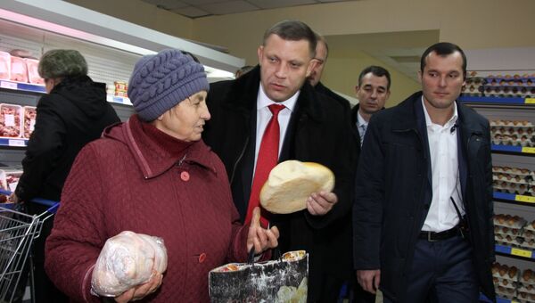 Глава Донецкой народной республики Александр Захарченко (в центре) на торжественной церемонии открытия первого в Дебальцево республиканского супермаркета Глава Донецкой народной республики Александр Захарченко (в центре) на торжественной церемонии открытия первого в Дебальцево республиканского супермаркета