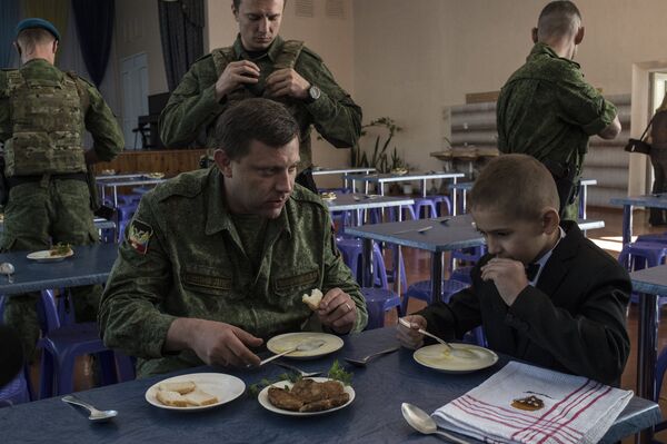 Глава Донецкой народной республики (ДНР) Александр Захарченко (слева на первом плане) во время посещения лицея № 14 в Горловке. Лицей сильно пострадал во время обстрелов и был открыт после ремонта Глава Донецкой народной республики (ДНР) Александр Захарченко (слева на первом плане) во время посещения лицея № 14 в Горловке. Лицей сильно пострадал во время обстрелов и был открыт после ремонта