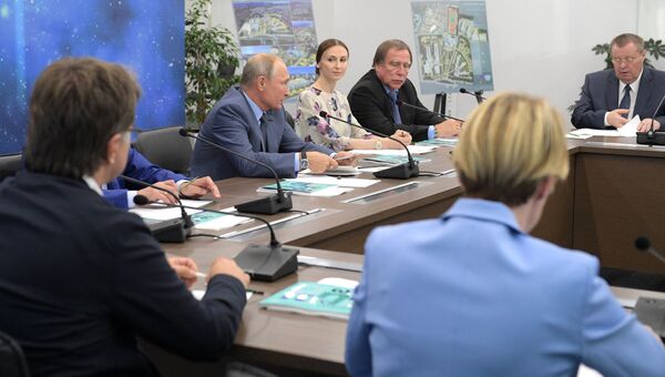 Президент РФ Владимир Путин проводит заседание Попечительского совета Фонда Талант и успех во время посещения образовательного центра Сириус. 1 сентября 2018 Президент РФ Владимир Путин проводит заседание Попечительского совета Фонда Талант и успех во время посещения образовательного центра Сириус. 1 сентября 2018