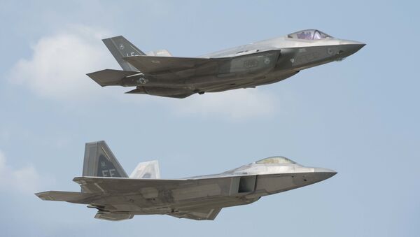Истребители ВВС США F-22 Raptor (внизу) и F-35 Lightning II Истребители ВВС США F-22 Raptor (внизу) и F-35 Lightning II