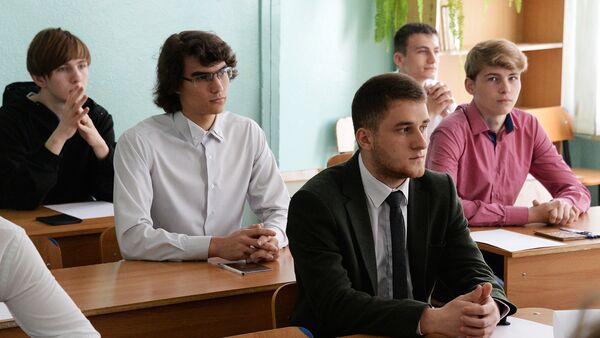 Ученики 11-х классов во время урока. Архивное фото Ученики 11-х классов во время урока. Архивное фото