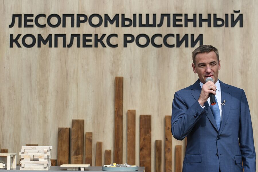 Статс-секретарь, заместитель министра промышленности и торговли РФ Виктор Евтухов (слева) на открытии площадки «Современная жизнь в деревянном доме: экологичность, безопасность, красота» Статс-секретарь, заместитель министра промышленности и торговли РФ Виктор Евтухов (слева) на открытии площадки «Современная жизнь в деревянном доме: экологичность, безопасность, красота»