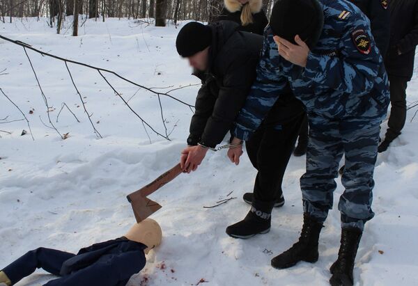 Войцехов показывает, как убивал Виталия Мишина Войцехов показывает, как убивал Виталия Мишина
