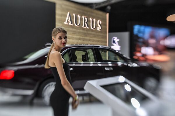 Девушка у автомобиля Aurus Senat на Московском международном автомобильном салоне 2018 Девушка у автомобиля Aurus Senat на Московском международном автомобильном салоне 2018