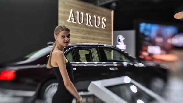 Девушка у автомобиля Aurus Senat на Московском международном автомобильном салоне 2018 Девушка у автомобиля Aurus Senat на Московском международном автомобильном салоне 2018