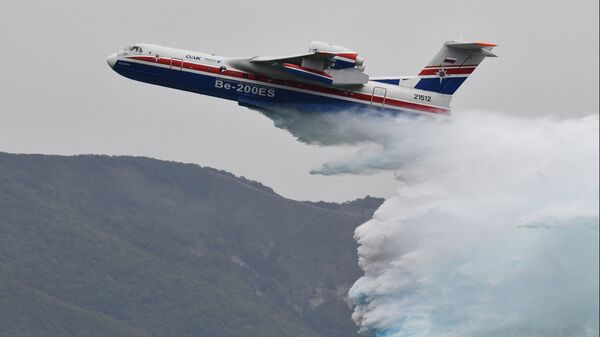 Самолет-амфибия МЧС РФ БЕ-200ЧС на международной выставке Гидроавиасалон в Геленджике. 6 сентября 2018 Самолет-амфибия МЧС РФ БЕ-200ЧС на международной выставке Гидроавиасалон в Геленджике. 6 сентября 2018