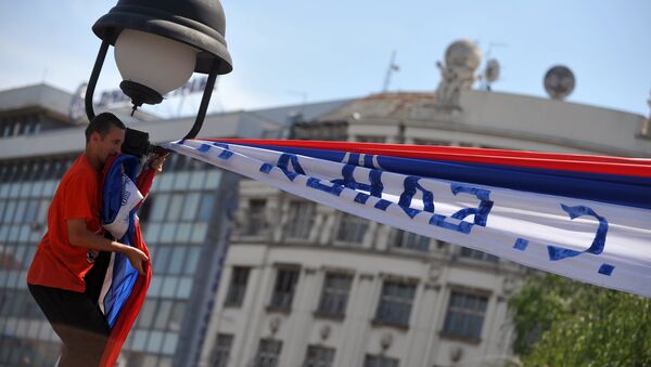 Демонстрант во время протеста против соглашения о нормализации отношений между Сербией и Косово в Белграде Демонстрант во время протеста против соглашения о нормализации отношений между Сербией и Косово в Белграде