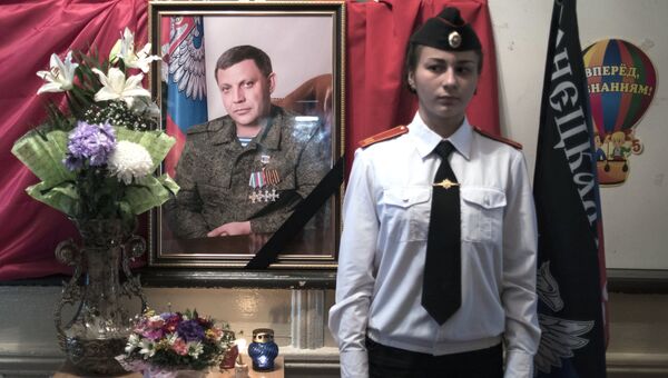 Портрет погибшего в результате теракта главы ДНР Александра Захарченко в школе №4 - кадетский корпус - в Донецке Портрет погибшего в результате теракта главы ДНР Александра Захарченко в школе №4 - кадетский корпус - в Донецке